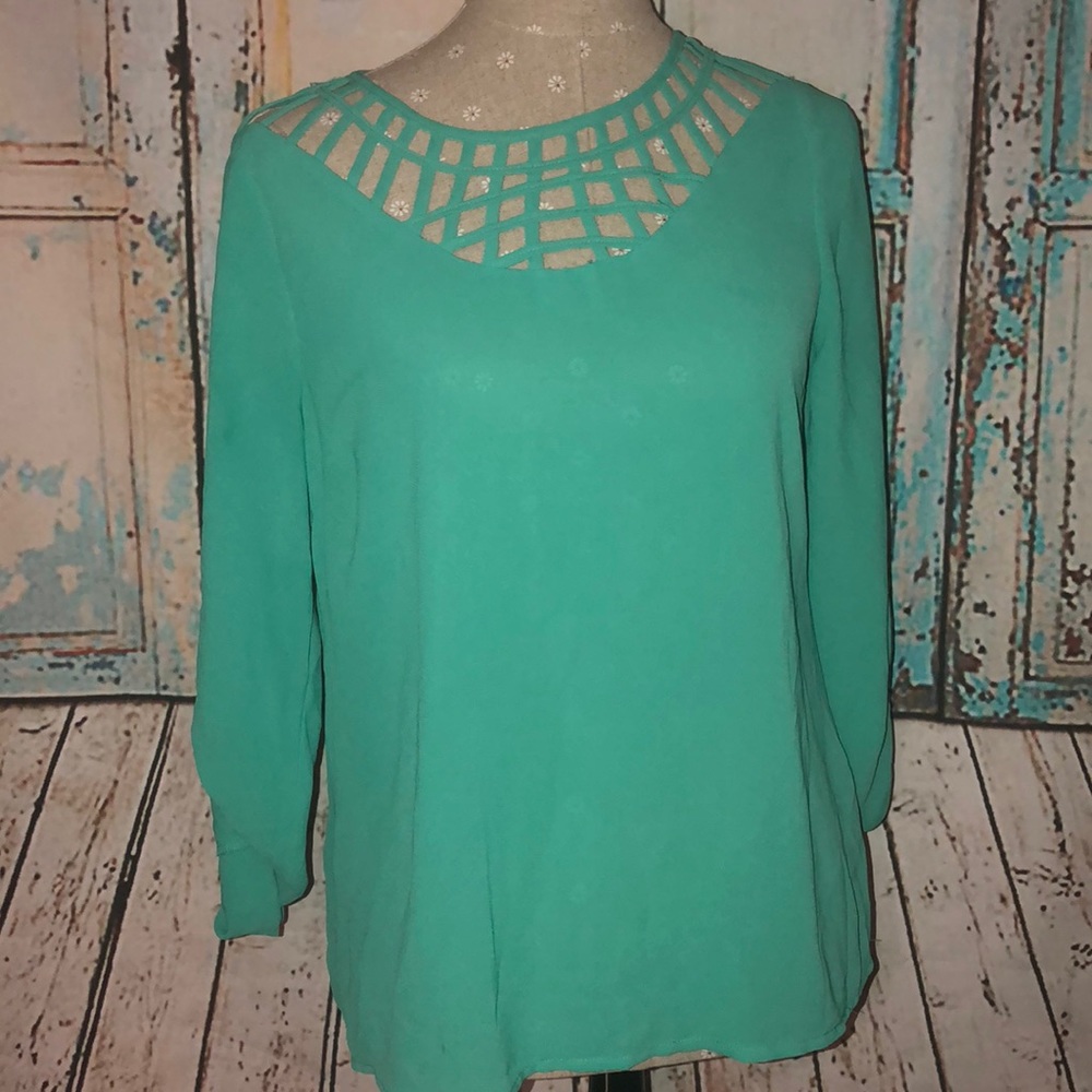 SKIES ARE BLUE~Lattice Shoulder Cut-Out Top~M - Picture 2 of 7